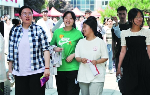 去年高考期间,考生们走出考场,信心满满 记者 王晓峰 摄
